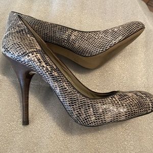 B Makowsky Sz 8.5M Snakeskin Print Leather Round Toe Wood Heel Pumps EUC